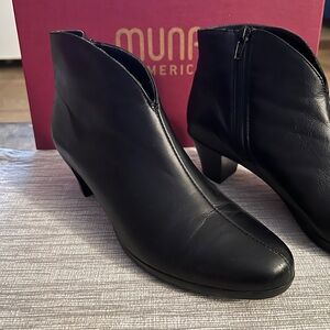 Munro black leather bootie 8